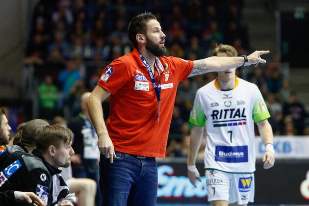 29 12 2019, xtgx, Handball Liqui Moly HBL, SC Magdeburg HSG Wetzlar emspor, v l Bennet Wiegert Magdeburg, coach gives instructions, gesticulates with the arms, gesticulate, gives instructions GETEC Arena