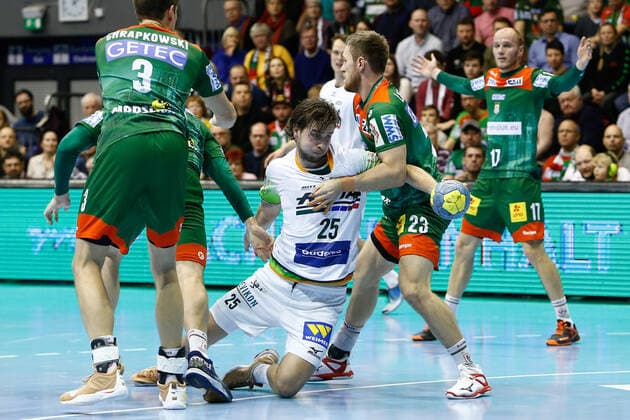 29 12 2019, xtgx, Handball Liqui Moly HBL, SC Magdeburg HSG Wetzlar emspor, v l Piotr Chrapkowski Magdeburg, 3 , Ole Forsell Schefvert Wetzlar, 25 , Albin Lagergren Magdeburg, 23 Duel, fight, tackle GETEC Arena