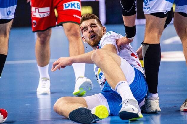 bleeding head injury at Rudolf Faluvegi TVB Stuttgart 8 during the game in the Handball Bundesliga, TVB 1898 Stuttgart light Foxes Berlin dark Stuttgart 29 12 19 Handball 20 Matchday , Stuttgart Baden Wuerttemberg Germany Porsche Arena