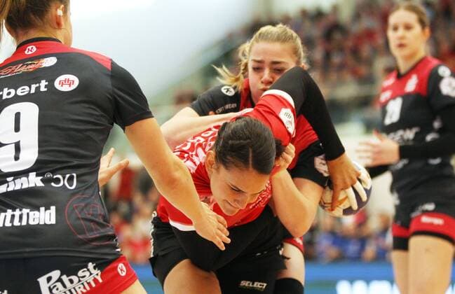 Handball 1 Bundesliga Women THC HSG Bensheim Auerbach Flames 29 12 2019, Erfurt, Riethsporthalle, Handball 1 Bundesliga Women, Season 2019 2020, Thüringer Handballclub, THC HSG Bensheim Auerbach Flames in the picture Almudena Rodriguez THC against Isabell Hurst Bensheim