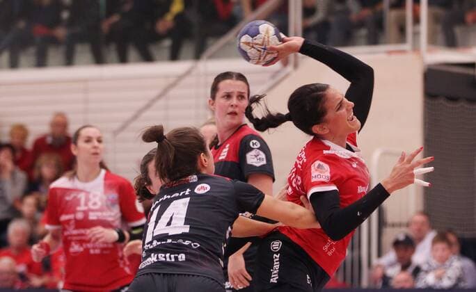 Handball 1 Bundesliga Women THC HSG Bensheim Auerbach Flames 29 12 2019, Erfurt, Riethsporthalle, Handball 1 Bundesliga Women, Season 2019 2020, Thüringer Handballclub, THC HSG Bensheim Auerbach Flames in picture Almudena Rodriguez THC against Sanne Hoekstra Bensheim