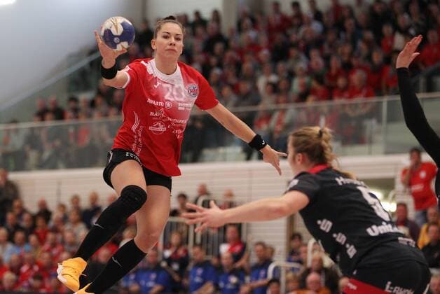 Handball 1 Bundesliga Women THC HSG Bensheim Auerbach Flames 29 12 2019, Erfurt, Riethsporthalle, Handball 1 Bundesliga Women, Season 2019 2020, Thüringer Handballclub, THC HSG Bensheim Auerbach Flames in the picture Emily Bölk THC am Ball