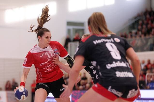 Handball 1 Bundesliga Women THC HSG Bensheim Auerbach Flames 29 12 2019, Erfurt, Riethsporthalle, Handball 1 Bundesliga Women, Season 2019 2020, Thüringer Handballclub, THC HSG Bensheim Auerbach Flames in the picture Iveta Koresova THC am Ball