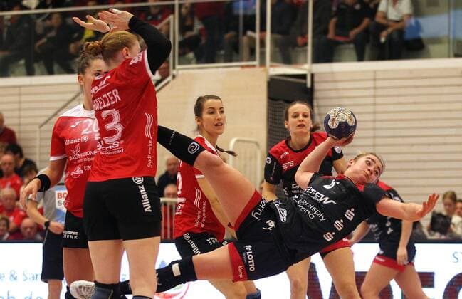 Handball 1 Bundesliga Women THC HSG Bensheim Auerbach Flames 29 12 2019, Erfurt, Riethsporthalle, Handball 1 Bundesliga Women, Season 2019 2020, Thüringer Handballclub, THC HSG Bensheim Auerbach Flames in the picture Isabell Hurst Bensheim am Ball