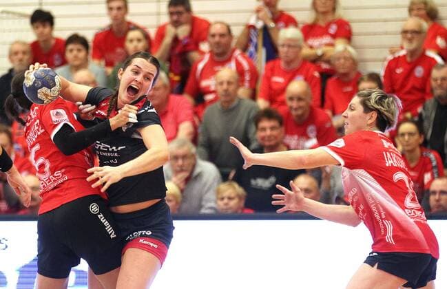 Handball 1 Bundesliga Women THC HSG Bensheim Auerbach Flames 29 12 2019, Erfurt, Riethsporthalle, Handball 1 Bundesliga Women, Season 2019 2020, Thüringer Handballclub, THC HSG Bensheim Auerbach Flames in picture Almudena Rodriguez and Lydia Jakubisova THC against Lisa Friedberger Bensheim