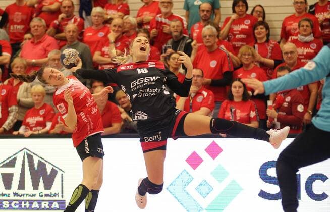 Handball 1 Bundesliga Women THC HSG Bensheim Auerbach Flames 29 12 2019, Erfurt, Riethsporthalle, Handball 1 Bundesliga Women, Season 2019 2020, Thüringer Handballclub, THC HSG Bensheim Auerbach Flames in the picture Mariana Ferreira Lopes THC is hit in the face by Christin Kühlborn Bensheim