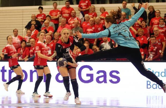 Handball 1 Bundesliga Women THC HSG Bensheim Auerbach Flames 29 12 2019, Erfurt, Riethsporthalle, Handball 1 Bundesliga Women, Season 2019 2020, Thüringer Handballclub, THC HSG Bensheim Auerbach Flames in the picture Goalkeeper Marie Skurtveit Davidsen THC against Christin Kühlborn Bensheim