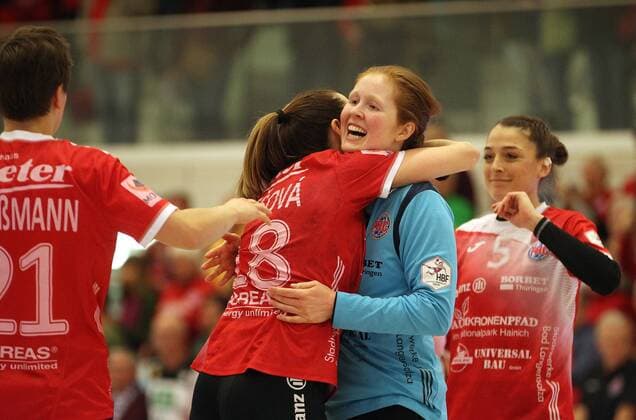 Handball 1 Bundesliga Ladies THC HSG Bensheim Auerbach Flames 29 12 2019, Erfurt, Riethsporthalle, Handball 1 Bundesliga Ladies, Season 2019 2020, Thüringer Handballclub, THC HSG Bensheim Auerbach Flames in the picture Final cheers Iveta Koresova, goalkeeper Marie Skurtveit Davidsen and Alexandra Mazzucco THC