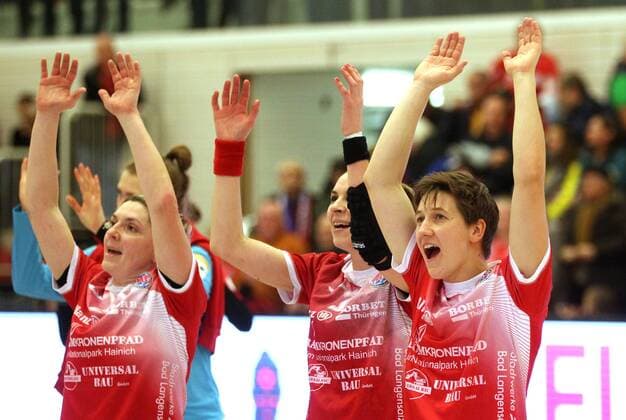 Handball 1 Bundesliga Women THC HSG Bensheim Auerbach Flames 29 12 2019, Erfurt, Riethsporthalle, Handball 1 Bundesliga Women, Season 2019 2020, Thüringer Handballclub, THC HSG Bensheim Auerbach Flames in the picture Final cheers Lydia Jakubisova, Iveta Koresova and Ina Grossmann THC