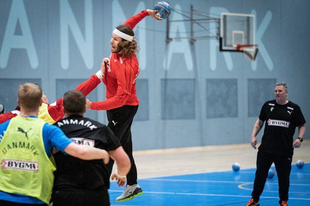 Mikkel Hansen, with national team coach Nikolaj Jacobsens in the background, for training with the mens handball national team, at Idraettens Hus in Broendby, Monday 30 December 2019, Broendby Denmark,  Copyright: RitzauxScanpix NielsxChristianxVilmannx COP101 spdk20191230-115800-L