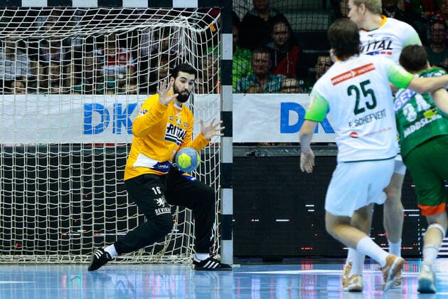 29 12 2019, xtgx, Handball Liqui Moly HBL, SC Magdeburg HSG Wetzlar emspor, v l Tibor Ivanisevic Wetzlar, 16 Parry, holds the ball, catches the ball, parries GETEC Arena
