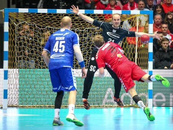 v l Alexander Becker VfL Gummersbach 45 , Fabian Huesmann ASV Hamm Westfalen 3 , Matthias Puhle VfL Gummersbach 21 GER, Handball, 2 Bundesliga, ASV Hamm Westfalen vs. VfL Gummersbach, 30 12 2019 Dortmund Copyright: xEibner-Pressefotox EP_JSK