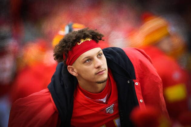 KANSAS CITY, MO - DECEMBER 29: Kansas City Chiefs quarterback Patrick Mahomes (15) on the sidelines during an AFC West game between the Los Angeles Chargers and Kansas City Chiefs on December 29, 2019 at Arrowhead Stadium in Kansas City, MO. (Photo by Scott Winters Icon Sportswire) NFL, American Football Herren, USA DEC 29 Chargers at Chiefs Icon1912290520