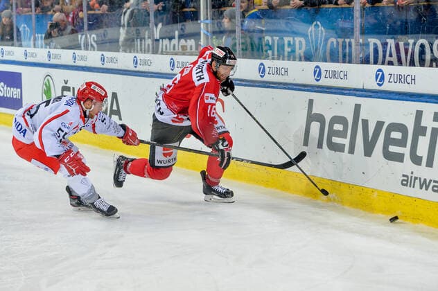 31 12 2019, Davos, Vaillant Arena, Spengler Cup Final Team Canada HC Ocelari Trinec, Eric Fehr Team Canada against Marian Adamek Ocelari Trinec Davos Vaillant Arena Grisons Switzerland Copyright: xJustPictures.ch AndreaxBrancax