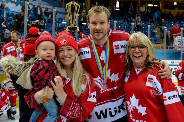 31 12 2019, Davos, Vaillant Arena, Spengler Cup Final Team Canada HC Ocelari Trinec, Paul Postma Team Canada celebrate with his family Davos Vaillant Arena Graubünden Switzerland Copyright: xJustPictures.ch AndreaxBrancax