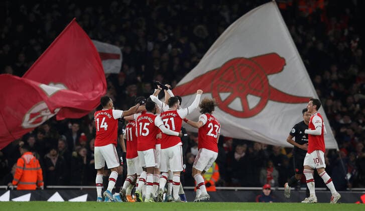 Bilder des Jahres 2020, Sport 01 Januar Sport Themen der Woche KW01 Sport Bilder des Tages ArsenalÕs Sokratis Papastathopoulos celebrates with team mates after he scores to make it 2-0 during the Premier League match at the Emirates Stadium, London. Picture date: 1st January 2020. Picture credit should read: Paul Terry Sportimage EDITORIAL USE ONLY. No use with unauthorised audio, video, data, fixture lists, club league logos or live services. Online in-match use limited to 120 images, no video emulation. No use in betting, games or single club league player publications. SPI-0409-0015