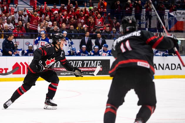 200102 Barrett Hayton of Canada celebrate the 1 0 goal during the 2020 IIHF World Junior Championship quarterfinal between Canada and Slovakia on January 2, 2020 in Ostrava Photo Simon Hastegard BILDBYRAN kod SH 180169 ice hockey ice hockey u20 jvm jvm 2020 jvm 19 20 iihf world junior championship world juniors bbeng quarterfinal quarter final canada slovakia cheer,  Copyright: SIMONxHASTEGARD BB200102BB062