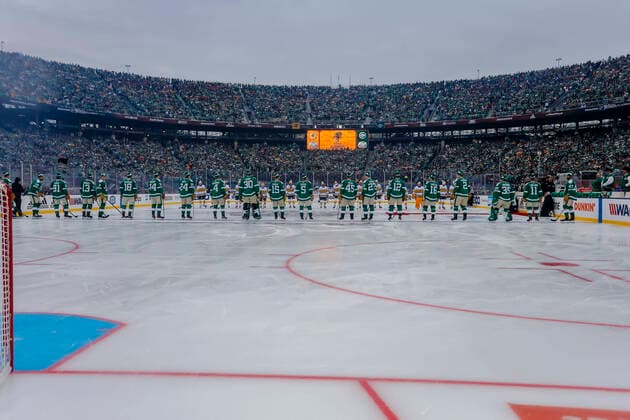 Bilder des Jahres 2020, Sport 01 Januar Sport Themen der Woche KW01 DALLAS, TX - JANUARY 01: The Dallas Stars and Nashville Predators stand during the national anthem before the game between the Dallas Stars and the Nashville Predators on January 1, 2020 at the Cotton Bowl in Dallas, Texas. (Photo by Matthew Pearce Icon Sportswire) NHL, Eishockey Herren, USA JAN 01 Winter Classic - Predators at Stars Icon1692001011071