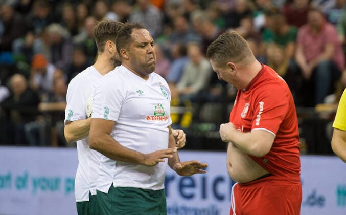 Bilder des Jahres 2020, Sport 01 Januar Sport Themen der Woche KW01 Sport Bilder des Tages GER, Hallenfussballturnier Cup der Öffentlichen Oldenburg 03.01.2019, EWE Arena, Oldenburg, GER, Hallenfussballturnier Cup der Öffentlichen Oldenburg , im Bild SV Werder Bremen vs Twente Enschede wer hat mehr auf den Rippen SV Werder AILTON (SV Werder Bremen 9 ) Jeroen HEUBACH (FC Twente Enschede 8 ) *** GER, Indoor Football Tournament Cup der Öffentlichen Oldenburg 03 01 2019, EWE Arena, Oldenburg, GER, Indoor Football Tournament Cup der Öffentlichen Oldenburg , in the picture SV Werder Bremen vs Twente Enschede who has more ribs SV Werder AILTON SV Werder Bremen 9 Jeroen HEUBACH FC Twente Enschede 8 nordphotoxRojahn nph00310