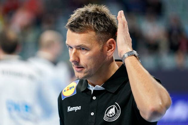 Christian Prokop Coach, national coach, DHB scratches his head, single picture, action, action, thoughtful, worried, pessimistic, 04 01 2020, Mannheim Germany, handball, international, Germany Iceland xozx