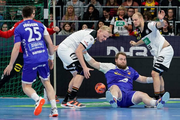 from left Elvar Örn Jonsson HSI, Iceland, 25 , Patrick Wiencek DHB, 7 , Kari Kristjan Kristjansson HSI, Iceland, 3 , Paul Drux DHB, 95 , Duel, duel, tackle, tackling, dynamics, action, action, 04 01 2020, Mannheim Germany , Handball, International, Germany Iceland xozx