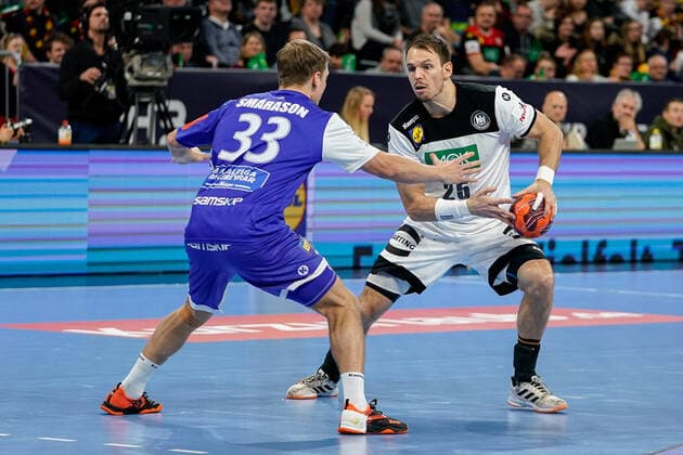 v li Janus Dadi Smarason HSI, Iceland, 33 , Kai Häfner DHB, 25 , Duel, duel, tackle, tackling, dynamics, action, action, action, 04 01 2020, Mannheim Germany , Handball, International, Germany Iceland xozx