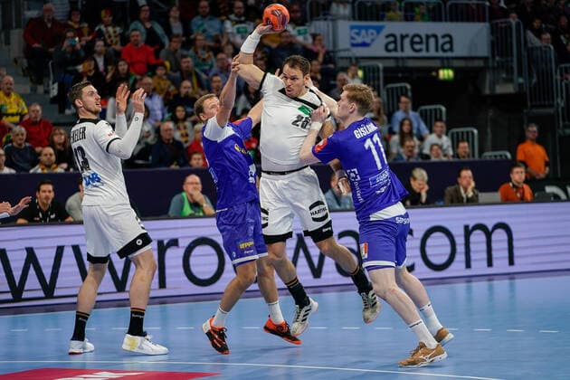 v li Hendrik Pekeler DHB, 13 , Janus Dadi Smarason HSI, Iceland, 33 , Kai Häfner DHB, 25 , Ymir Örn Gislason HSI, Iceland, 11 , Duel, duel, tackle, tackling, dynamics, action, action, 04 01 2020, Mannheim Germany , Handball, International, Germany Iceland xozx