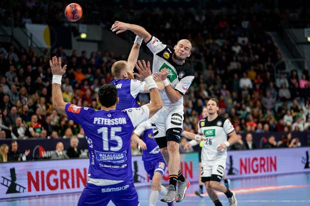 from left Alexander Petersson HSI, Iceland, 15 , Arnar Freyr Arnarsson HSI, Iceland, 21 , Paul Drux DHB, 95 , at the jump shot, throw, goal shot, action, action, game scene, 04 01 2020, Mannheim Germany , Handball, international, Germany Iceland xozx