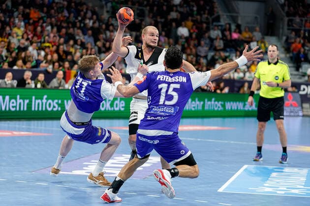 v li Ymir Örn Gislason HSI, Iceland, 11 , Paul Drux DHB, 95 , Alexander Petersson HSI, Iceland, 15 , Duel, duel, tackle, tackling, dynamics, action, action, 04 01 2020, Mannheim Germany , Handball, International, Germany Iceland xozx