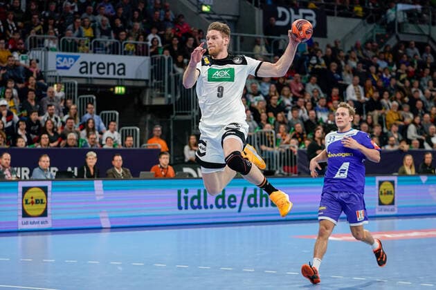 from left Tobias Reichmann DHB, 9 , Janus Dadi Smarason HSI, Iceland, 33 , at the jump shot, throw, goal shot, action, action, game scene, scores the goal for the 10 9, goal, goal scored, highlight, 04 01 2020, Mannheim Germany , Handball, international, Germany Iceland xozx