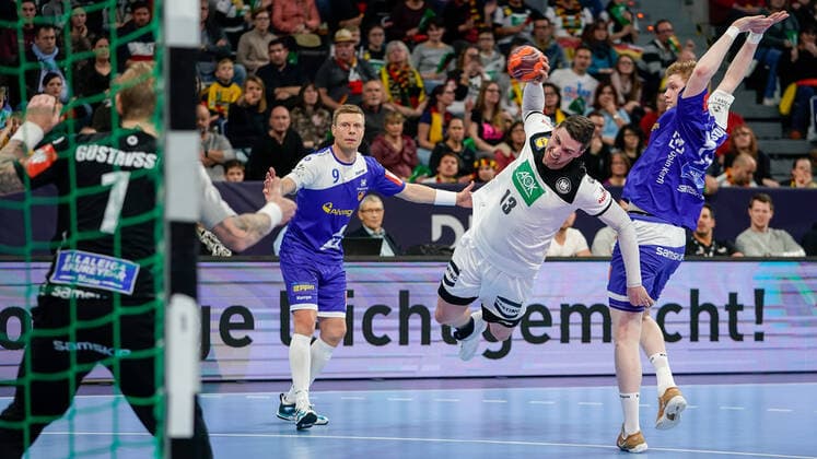 from left Björgvin Pall Gustavsson Goalkeeper, HSI, Iceland, 1 , Gudjon Valur Sigurdsson HSI, Iceland, 9 , Hendrik Pekeler DHB, 13 , Ymir Örn Gislason HSI, Iceland, 11 , at jump shot, throw, goal shot, action, action, game scene, 04 01 2020, Mannheim Germany , Handball, International, Germany Iceland xozx