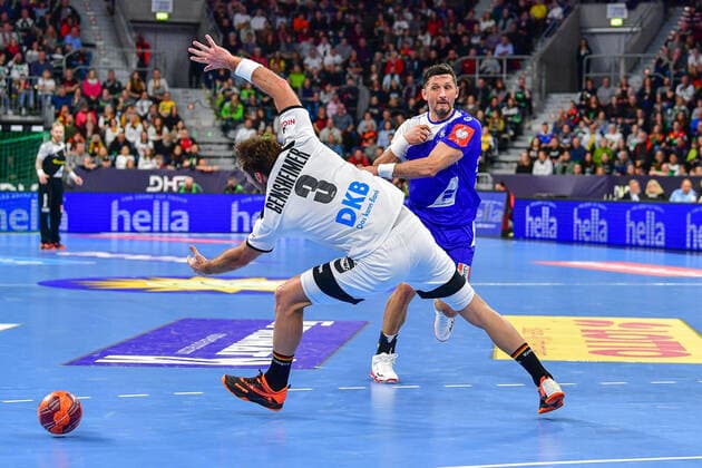 German Handball Federation DHB test match 04 01 2020, Germany Iceland, SAP Arena, Mannheim Uwe Gensheimer Germany, 3 Alexander Petersson Iceland, 15 Action Trick Handball Attack Duel, 04 01 2020, Mannheim Germany, Handball, International, Germany Iceland xshx
