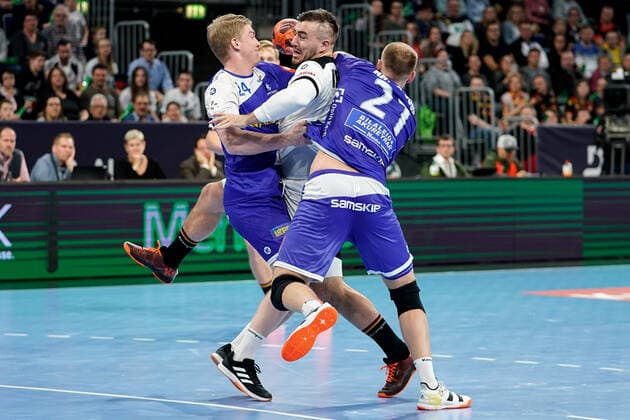 from left Haukur Thrastarson HSI, Iceland, 24 , Jannik Kohlbacher DHB, 48 , Arnar Freyr Arnarsson HSI, Iceland, 21 , Duel, duel, tackle, tackling, Dynamics, Action, Action, 04 01 2020, Mannheim Germany , Handball, International, Germany Iceland xozx
