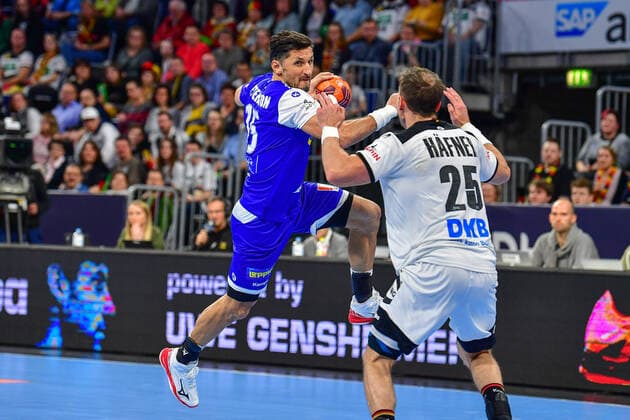 German Handball Federation DHB test match 04 01 2020, Germany Iceland, SAP Arena, Mannheim Alexander Petersson Iceland, 15 Kai Häfner Germany, 25 Handball Attack Emotions Action, 04 01 2020, Mannheim Germany, Handball, International, Germany Iceland xshx