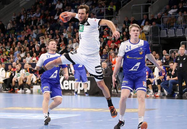 Bilder des Jahres 2020, Sport 01 Januar Sport Themen der Woche KW01 Sport Bilder des Tages BAU 04.01.2020 Mannheim Handball Länderspiel Deutschland vs. Island, v.l. Arnor Por Gunnarsson (Island), Uwe Gensheimer (GER), Haukur Prastaeson (Island) *** BAU 04 01 2020 Mannheim Handball international match Germany vs. Iceland, from l Arnor Por Gunnarsson Island , Uwe Gensheimer GER , Haukur Prastaeson Island
