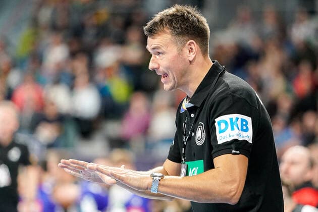 Christian Prokop Trainer, German national coach, DHB , gives instructions, gesticulate, gesticulate with the arms, gives instructions, gesticulate, single picture, action, action, 04 01 2020, Mannheim Germany, Handball, international, Germany Iceland xozx