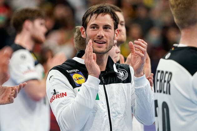 Player of the German selection DHB , in the middle with Uwe Gensheimer DHB, 3 , cheering after the final whistle, victory, winner, winner, cheers, cheers, joy, optimistic, highlight, action, action, 04 01 2020, Mannheim Germany , Handball, international, Germany Iceland xozx