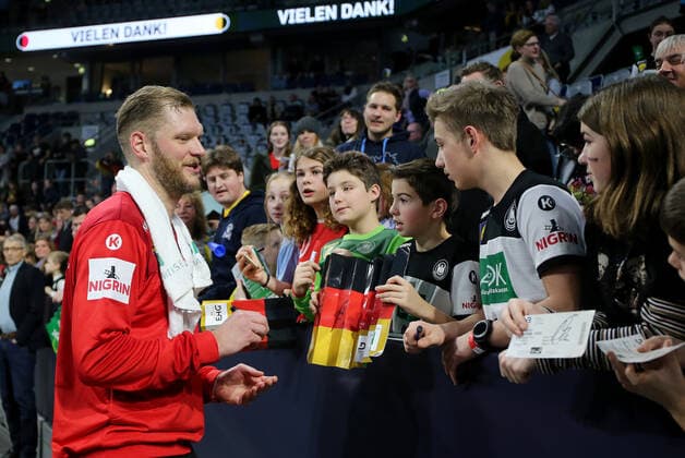 BAU 04 01 2020 Mannheim handball international match Germany vs. Iceland, Johannes Bitter TVB with the fans