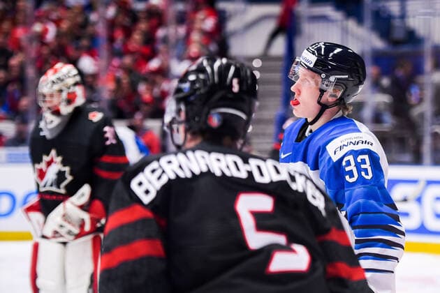 200104 Lassi Thomson of Finland looks dejected during the 2020 IIHF World Junior Championship semifinal game between Canada and Finland on January 4, 2020 in Ostrava Photo Simon Hastegard BILDBYRAN kod SH 180173 ishockey ice hockey u20 jvm jvm 2020 jvm 19 20 iihf world junior championship world juniors bbeng semifinal kanada depp,  Copyright: SIMONxHASTEGARD BB200104ZF023