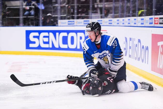 200104 Lassi Thomson of Finland and Barrett Hayton of Canada during the 2020 IIHF World Junior Championship semifinal game between Canada and Finland on January 4, 2020 in Ostrava Photo Simon Hastegard BILDBYRAN kod SH 180173 ishockey ice hockey u20 jvm jvm 2020 jvm 19 20 iihf world junior championship world juniors bbeng semifinal kanada,  Copyright: SIMONxHASTEGARD BB200104ZB030
