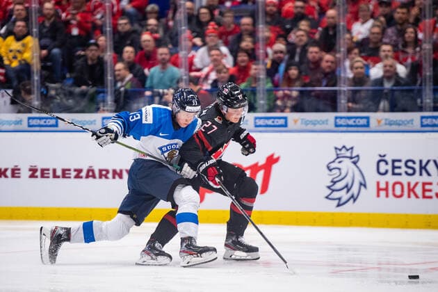 200104 Lassi Thomson of Finland and Barrett Hayton of Canada during the 2020 IIHF World Junior Championship semi final between Canada and Finland on January 4, 2020 in Ostrava Photo Simon Hastegard BILDBYRAN kod SH 180173 ishockey ice hockey u20 jvm jvm 2020 jvm 19 20 iihf world junior championship world juniors bbeng semifinal kanada,  Copyright: SIMONxHASTEGARD BB200104ZP020