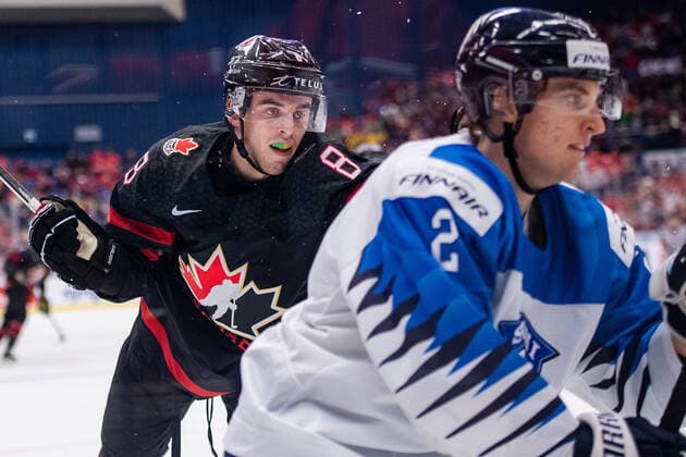 200104 Liam Foudy of Canada and Santeri Tatakka of Finland during the 2020 IIHF World Junior Championship semi final between Canada and Finland on January 4, 2020 in Ostrava Photo Simon Hastegard BILDBYRAN kod SH 180173 ishockey ice hockey u20 jvm jvm 2020 jvm 19 20 iihf world junior championship world juniors bbeng semifinal kanada,  Copyright: SIMONxHASTEGARD BB200104ZW033