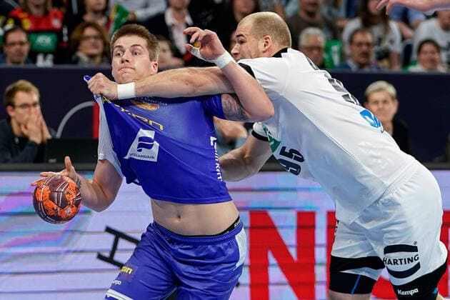 from left Viggo Kristjansson HSI, Iceland, 28 , Paul Drux DHB, 95 , Duel, duel, tackle, tackling, dynamics, action, action, action, 04 01 2020, Mannheim Germany , Handball, International, Germany Iceland xozx