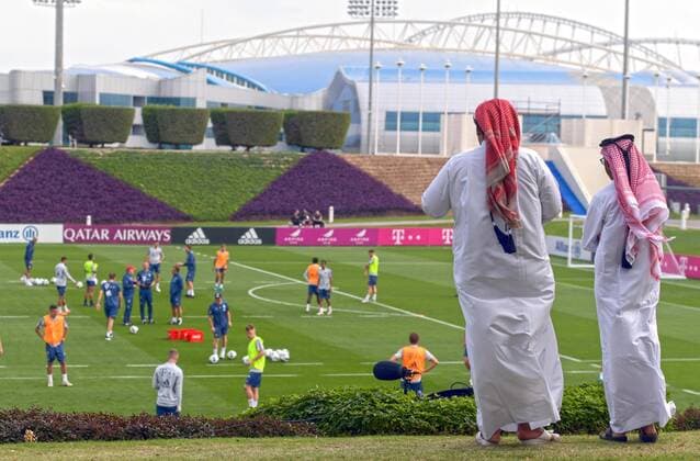 05 01 2020, Soccer 1 Bundesliga 2019 2020, FC Bayern Munich at the winter training camp in Doha, Qatar 1 training session at Aspire Academy, Two local men in traditional dress watching the training