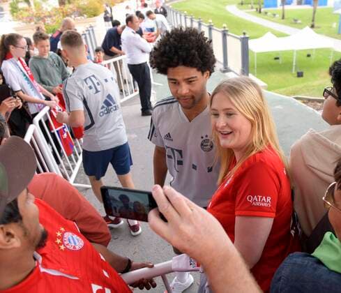 05 01 2020, Soccer 1 Bundesliga 2019 2020, FC Bayern Munich at the winter training camp in Doha, Qatar 1 training session at the Aspire Academy, Serge Gnabry FC Bayern Munich is having his picture taken with the spectators at the training ground after the training