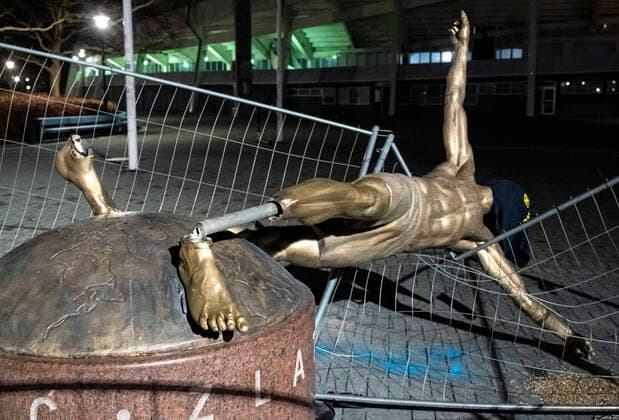 Bilder des Jahres 2020, Sport 01 Januar Sport Themen der Woche KW01 Sport Bilder des Tages The staue of football player Zlatan Ibrahimovic placed at the square next to Stadion football arena in Malmo, Sweden, has been completly sawn down and destroyed during the night January 05, 2019. MALMÖ Sweden x50090x *** The staue of football player Zlatan Ibrahimovic placed at the square next to Stadion football arena in Malmo, Sweden, has been completly sawn down and destroyed during the night January 05, 2019 MALMÖ Sweden x50090x,  Copyright: xJohanxNilsson TTx ZLATAN STATUE DESTROYED
