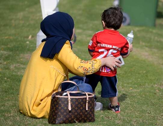 05 01 2020, Soccer 1 Bundesliga 2019 2020, FC Bayern Munich at the winter training camp in Doha, Qatar 1 training session at Aspire Academy, Local spectator with child wearing the FCB jersey of Thomas Müller as a spectator on the sidelines