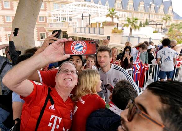 05 01 2020, Soccer 1 Bundesliga 2019 2020, FC Bayern Munich at the winter training camp in Doha, Qatar 1 training session at the Aspire Academy, Thomas Müller FC Bayern Munich with the fans after training