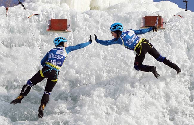 Bilder des Jahres 2020, Sport 01 Januar Sport Themen der Woche KW01 Sport Bilder des Tages (200105) -- CHANGCHUN, Jan. 5, 2020 -- Valeriia Bogdan (L) and Maria Tolokonina of Russia celebrate during the women s speed final at 2019-2020 UIAA (International Climbing and Mountaineering Federation) Ice Climbing World Cup at Lotus Mountain in Changchun, capital of northeast China s Jilin Province, Jan. 5, 2020. ) (SP)CHINA-CHANGCHUN-ICE CLIMBING-UIAA WORLD CUP(CN) LuoxYuan 