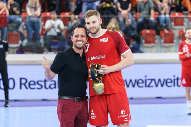 05 01 2020, Winterthur, AXA Arena, Yellow Cup Switzerland Holland, Yelow Cup MVP 2020 Samuel Röthlisberger Switzerland with Bruno Moser Garage Moser Winterthur Winterthur AXA Arena Zurich Switzerland Copyright: xJustPictures.ch VedranxGalijasx